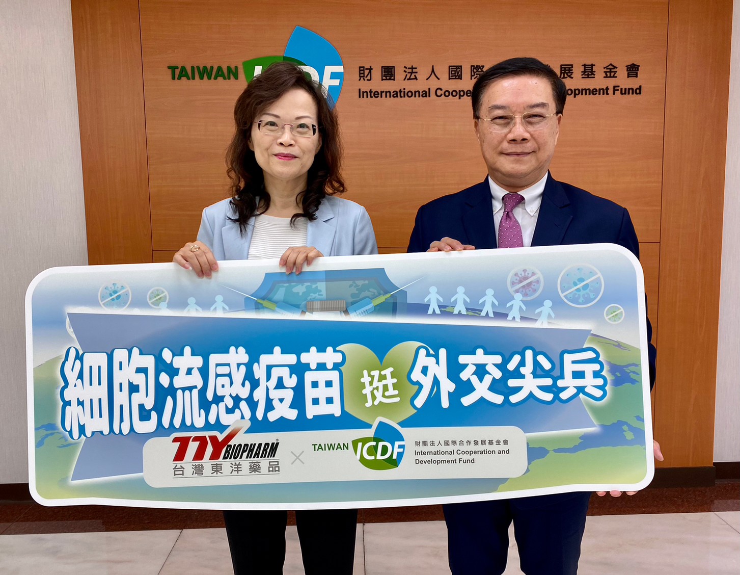台灣東洋總經理侯靜蘭(左)與國合會秘書長李朝成(右)合影,攜手挺外交尖兵。(台灣東洋提供)