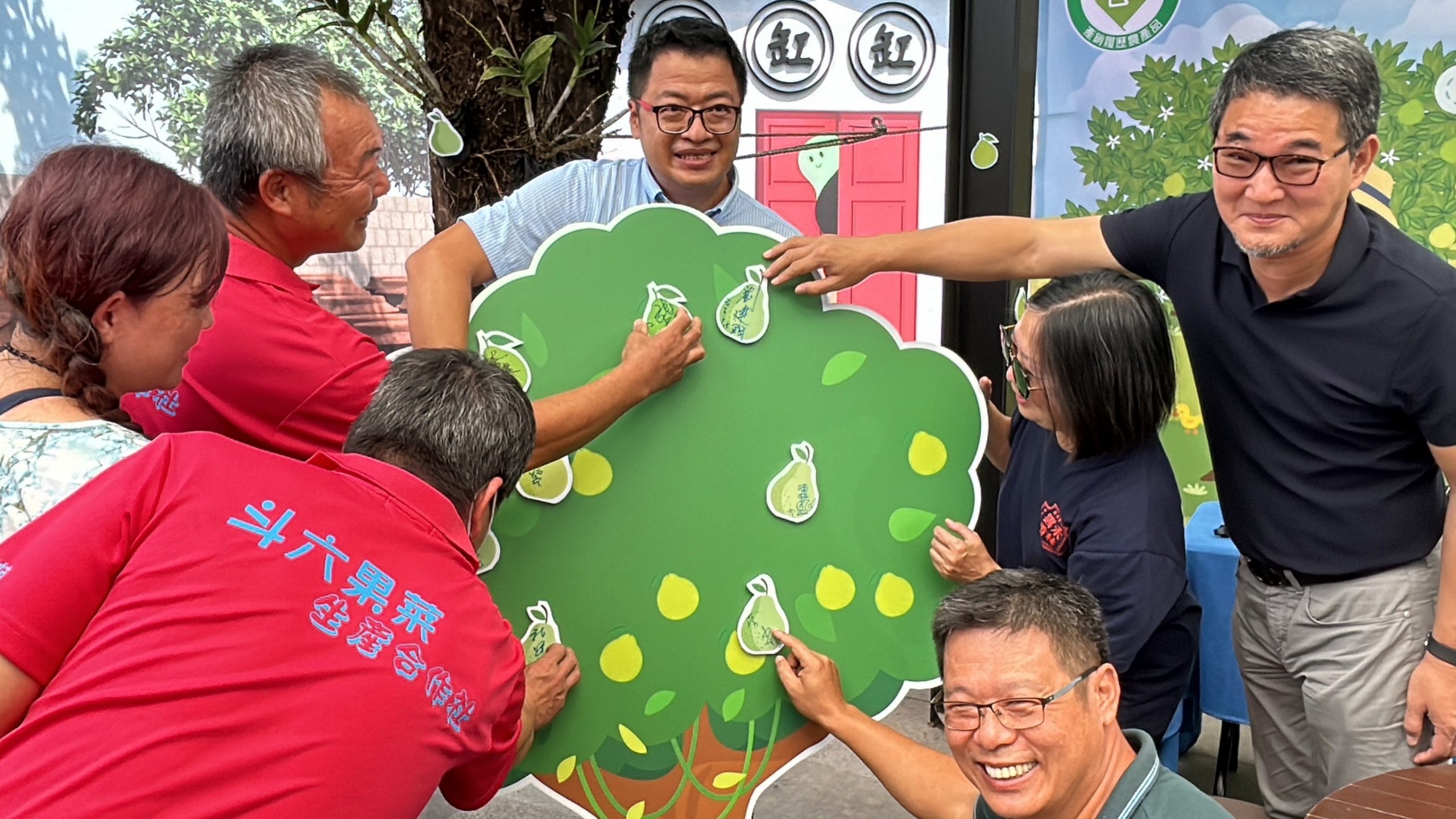 立委劉建國與民眾一起響應斗六中秋寶柚義賣「柚來做好事」活動。(記者張欽翻攝)