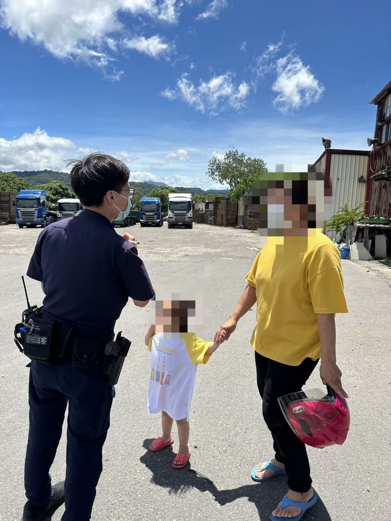 5歲孩童走失，民眾發現聯絡警方立即協尋孩童父母，並護送孩童安全返家。（記者張艷君翻攝）