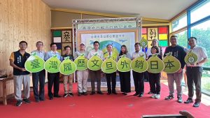 農糧署舉辦「臺灣文旦輸日行銷記者會」,由署長胡忠一(左7)主持,立委劉建國(左6)也到場關切。(記者張艷君翻攝)