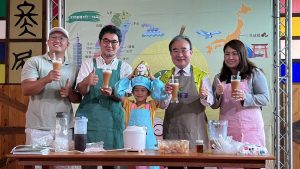 立委劉建國(左2)希望開發多樣化文旦加工產品,圖為他和農糧署長胡忠一(右2)共同製作文旦果汁。(記者張艷君翻攝)