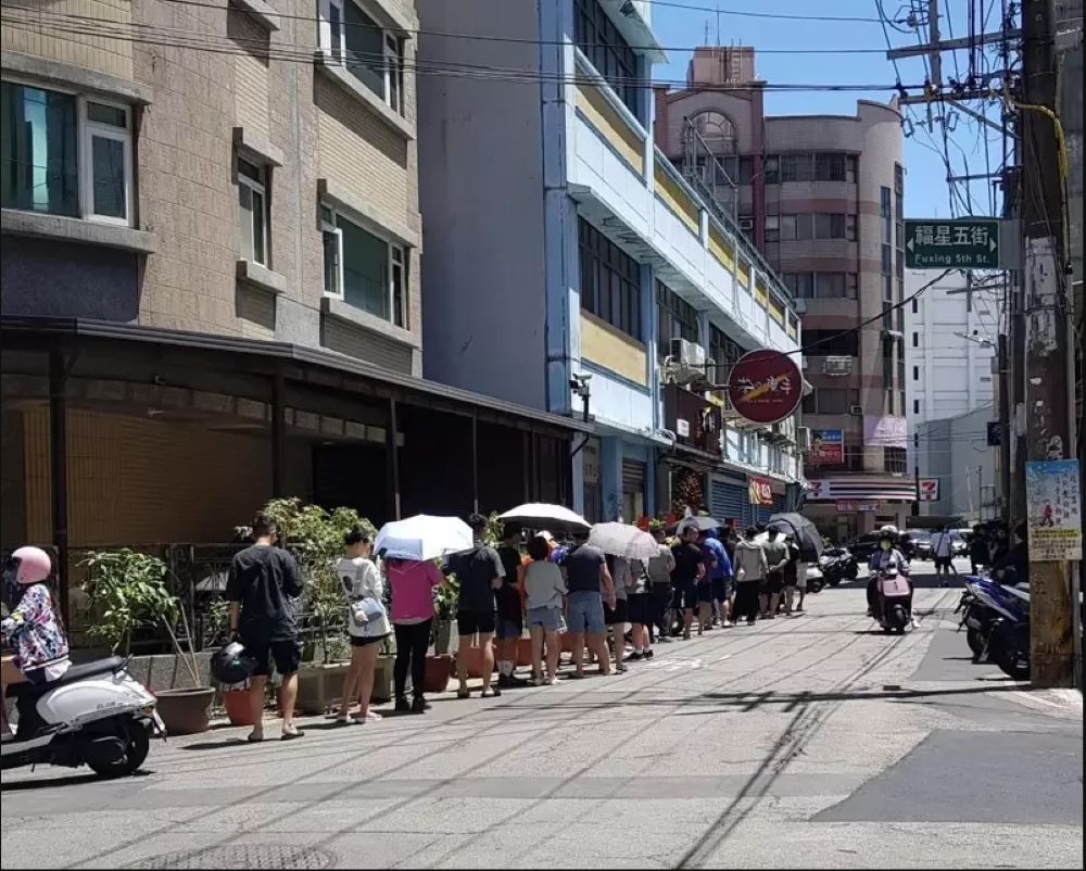 《圖說》北上插旗中壢開業,民眾趕來朝聖,摘自桃園都粉絲頁。
