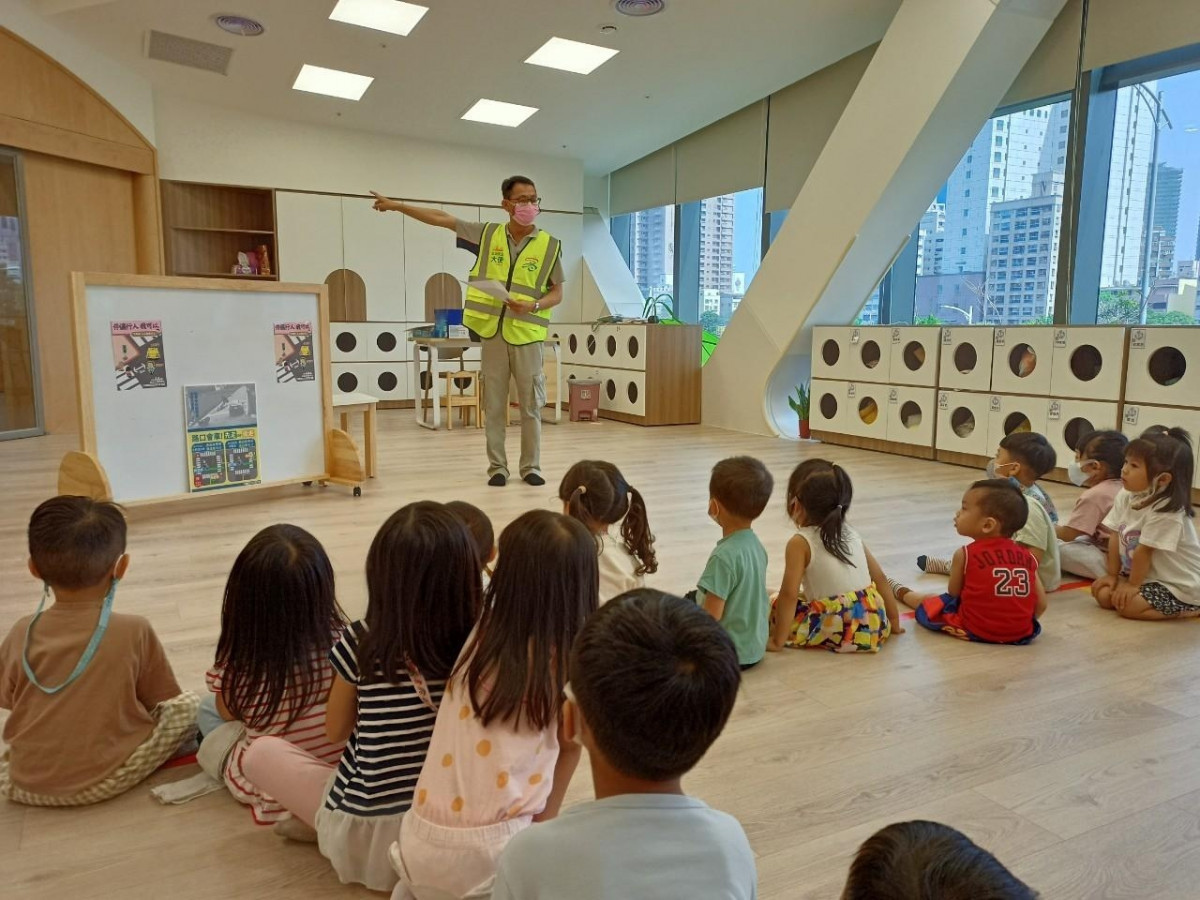 台灣港務公司高雄港教保中心落實交通安全觀念從小扎根,9月道安月呼籲全民共同落實「車輛慢看停、行人安全行」行動。(圖/高雄市政府提供)