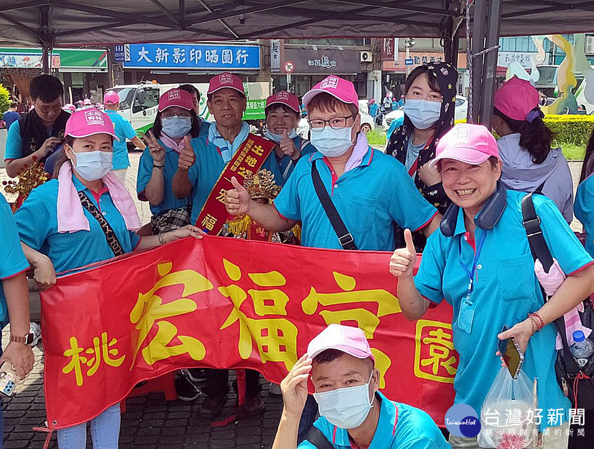 桃園市宏福宮宮主岳秀霞與爐主王春章帶領信眾一起參與活動