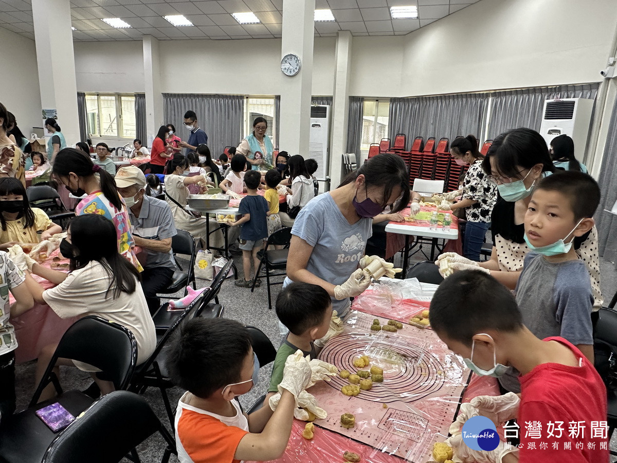 親子共同學做綠豆糕。(記者扶小萍攝)