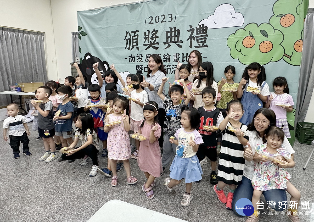 小朋友展現DIY成果。(記者扶小萍攝)