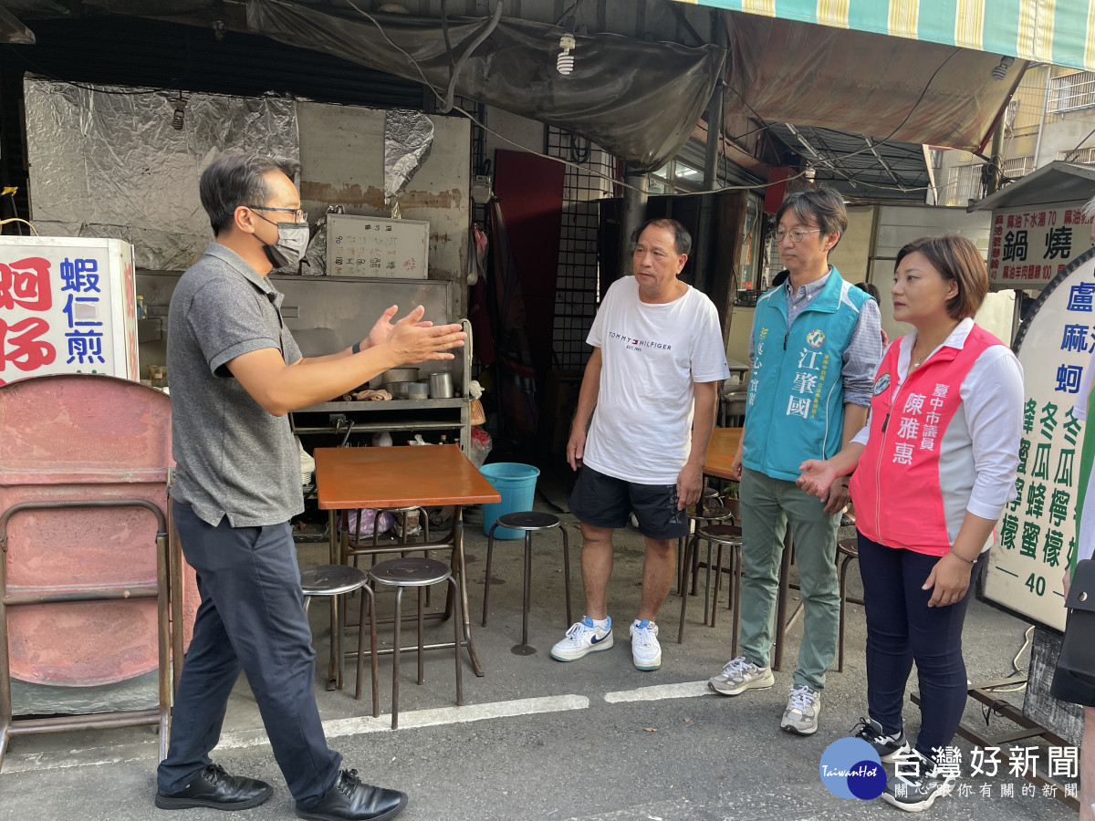 市場科長蔡永福與夜市管委會主委曾再富及民代現場會勘