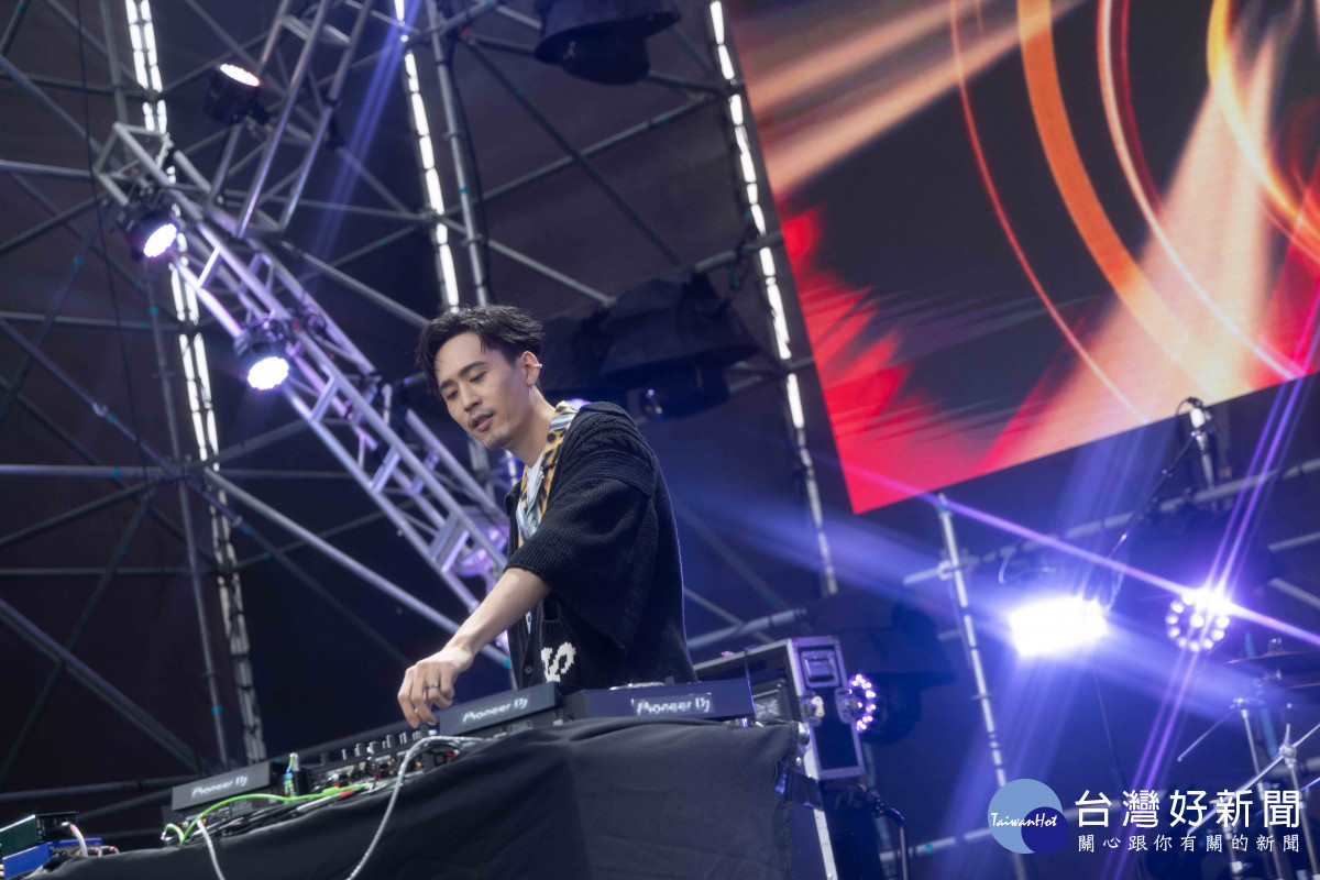 開場DJ秀由DJ周立銘MDD跨界合作客家詩人葉莎,remix多首客家流行歌曲,結合視訊效果,呈現時尚未來感。