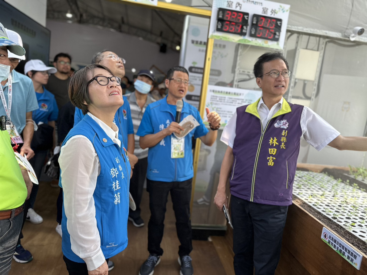 陳樹義處長介紹智慧農棚農業系統。
