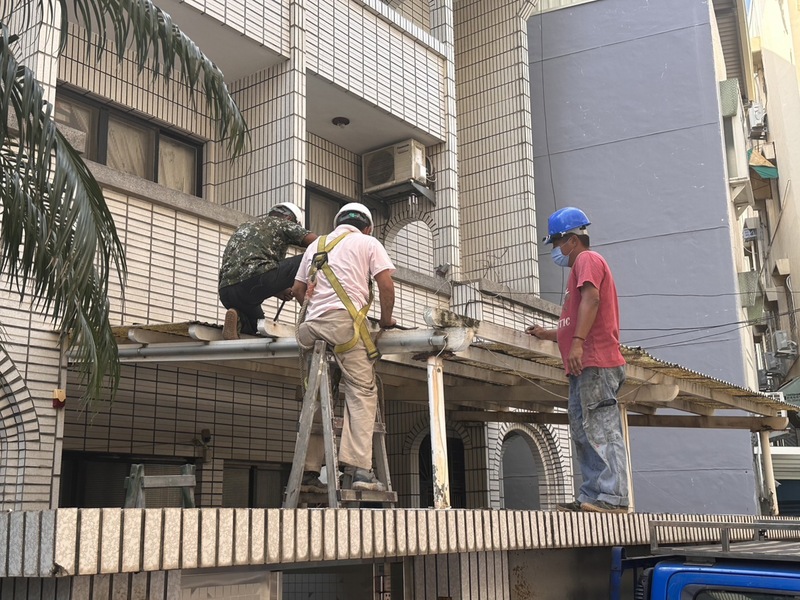 台灣民眾黨主席柯文哲老家頂樓被指違建,柯文哲母親自行雇工今天進行拆除,連一樓遮雨棚都拆。民眾黨新竹市黨部提供