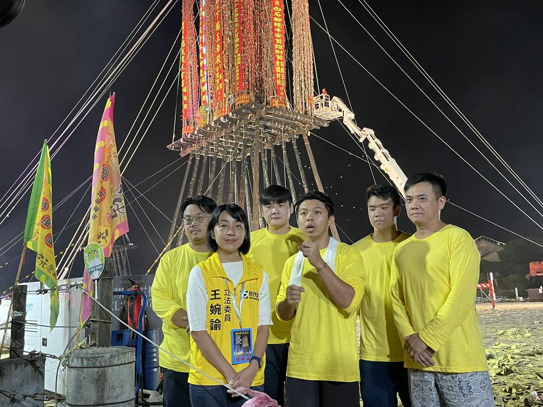 時代力量今年第二度參加宜蘭頭城搶孤活動,黨主席王婉諭(前排左1)擔任領隊。翻攝時代力量宜蘭黨部臉書