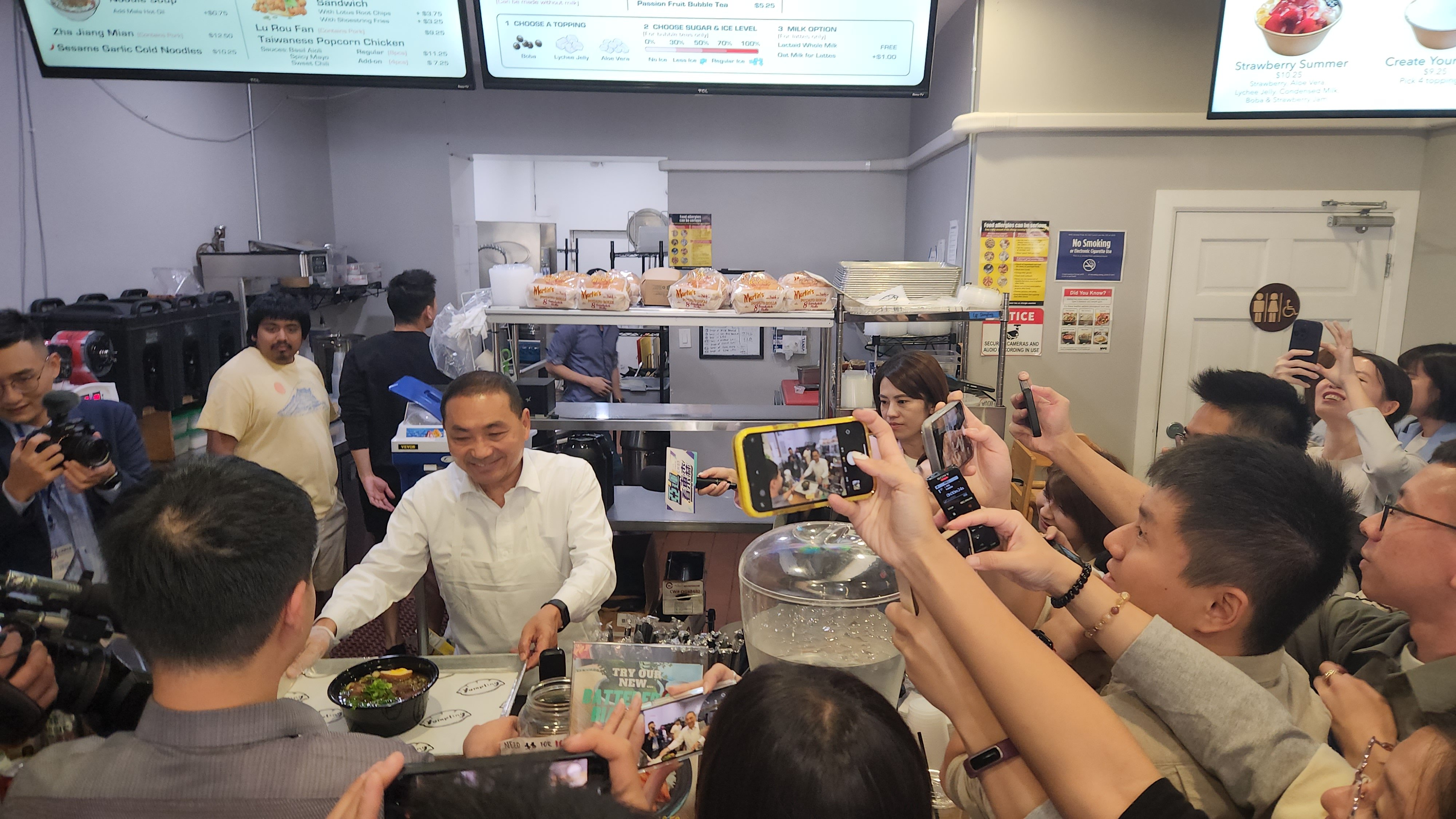 侯友宜大展廚藝,親手作了牛肉麵與青年朋友們分享。陳明旺攝