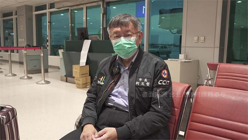 民進黨總統參選人柯文哲上午參加全國教師總工會聯合會邀請,與談雙語及教育政策,他提到新加坡實施雙語國家政策用了28年,台灣不可能那麼久,所以要向新加坡取經學習。圖為柯P去年赴新加坡機場照。圖/台北市政府提供