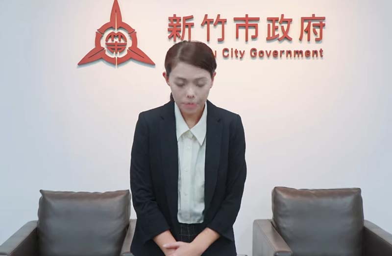 深陷男友李忠庭干政爭議的新竹市長高虹安,親自拍攝影片向社會鞠躬致歉。圖/引自高虹安臉書