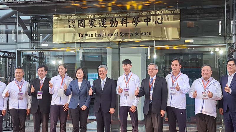 總統蔡英文、行政院長陳建仁16日在高雄左營為國家運動科學中心揭牌。圖/記者宋秉忠攝