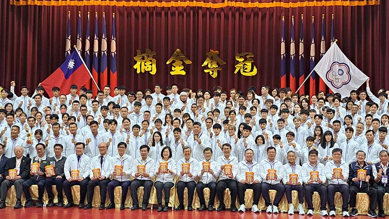 總統蔡英文、行政院長陳建仁16日下午在高雄左營國家運動訓練中心，為杭州亞運代表團授旗，蔡總統贈送每位選手象徵平安的御守。圖／記者宋秉忠攝