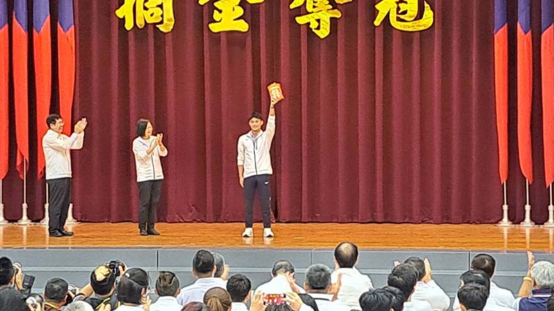蔡總統致贈象徵平安的御守給選手代表楊勇緯。圖／記者宋秉忠攝