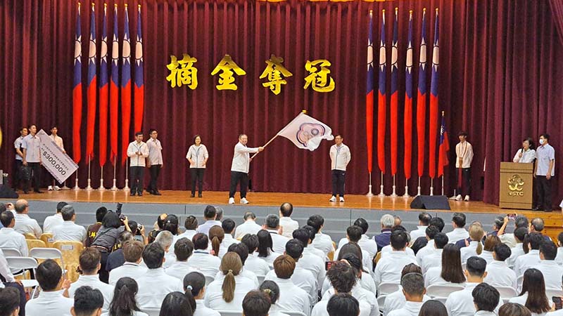 亞運代表團長林鴻道揮舞團旗。圖／記者宋秉忠攝