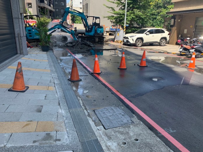 快訊/新北三峽道路施工挖到瓦斯主幹管 天然氣濃度飆升達警示值 68 111 2 | 社會 社會 記者爆料網