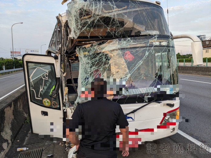 悲劇!高雄旅行團包遊覽車趕機場飛日本 國道撞聯結車趕不上班機 67 遊覽車,國道,車禍,旅行團