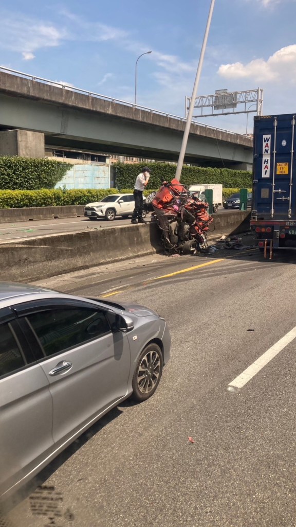 悚!國道1號北上內湖路段4車連環車禍 自小客車遭擠壓變形2人失去意識 65 S 1655477 | 社會 社會 記者爆料網