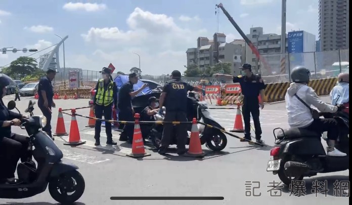悚! 台南死亡車禍!砂石車準備上橋擦撞機車 72歲騎士遭輾爆頭慘死 65 211FFE19 5556 46DE 8CBD 43CDD45DB2EF | 社會 社會 記者爆料網