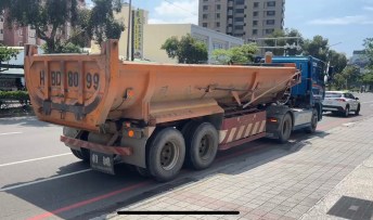 悚! 台南死亡車禍!砂石車準備上橋擦撞機車 72歲騎士遭輾爆頭慘死 63 7CA55CF2 FC83 411E 8052 4BA175F844B3 | 社會 社會 記者爆料網