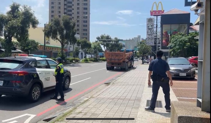 悚! 台南死亡車禍!砂石車準備上橋擦撞機車 72歲騎士遭輾爆頭慘死 64 1867A2FB 6430 4117 A187 9080D58C042A | 社會 社會 記者爆料網