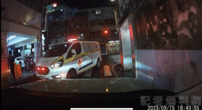 窄巷會車糾紛! 救護車疑沒執勤還鳴笛 駕駛互嗆爆口角 63 CDC52DDB 4154 43F8 8C17 25F3A8D4F36E | 社會 社會 記者爆料網