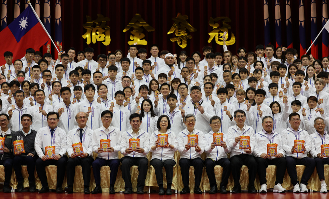 蔡英文為第19屆杭州亞運代表團授旗 期勉選手續創佳績