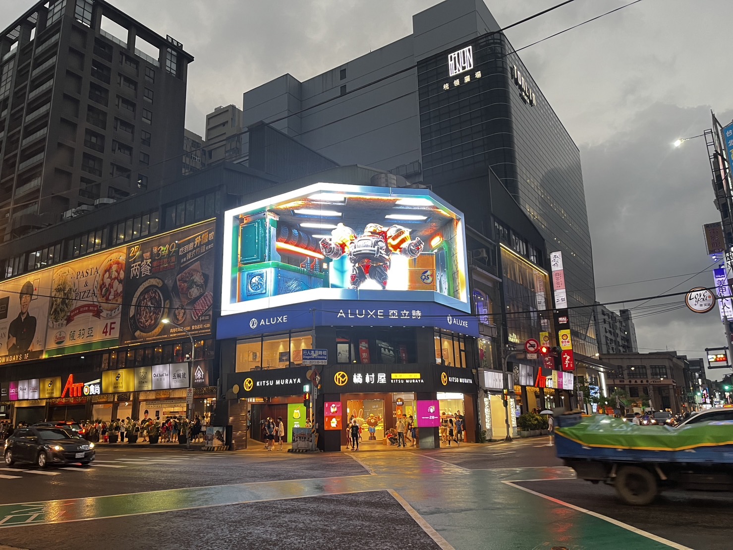 「台塑潤滑油「油品鋼鐵人」3D廣告:裸視技術帶來視覺震撼!」 「台塑潤滑油「油品鋼鐵人」3D廣告:裸視技術帶來視覺震撼!」