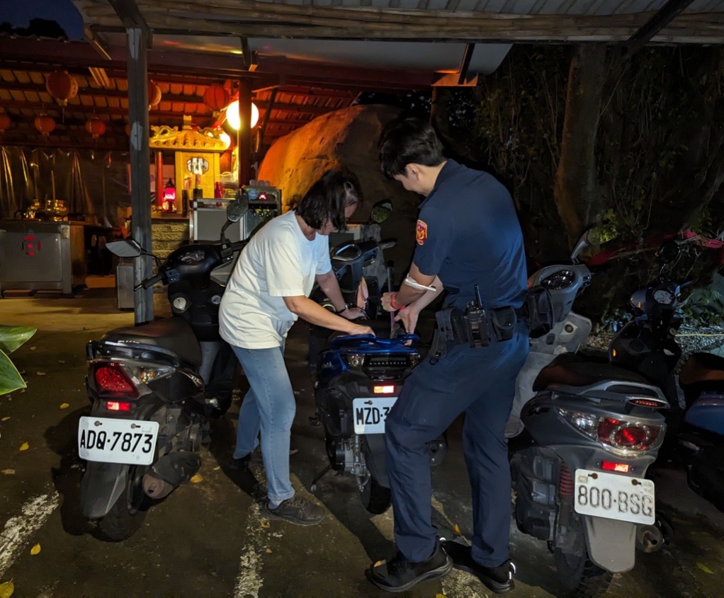 何女騎乘機車自雙溪國小下班,返回住家門口突然遍尋不著住家鑰匙及機車鑰匙,才驚覺疑似誤將整串鑰匙放入機車置物箱內有家歸不得