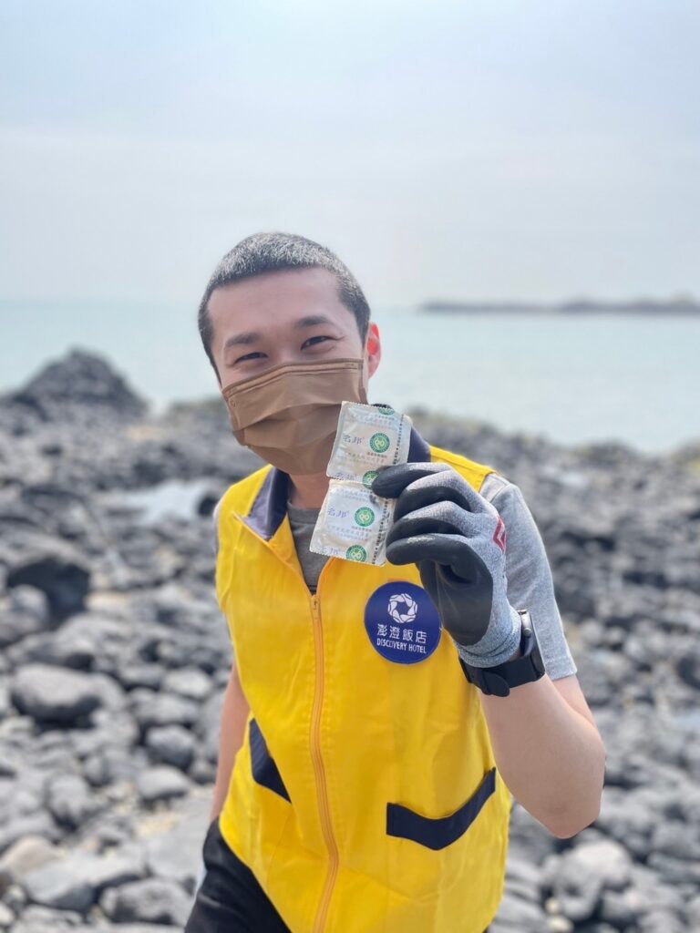 916當日最奇妙的垃圾就是澎湖的同仁撿到來自浙江的保險套