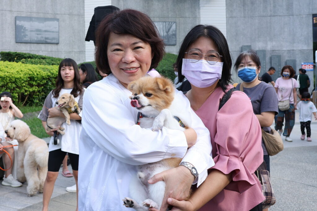 市長開心與毛孩家庭合影