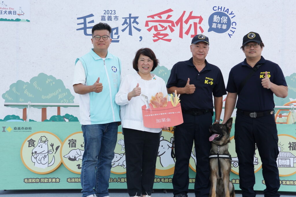 市長為警犬頒發加菜金