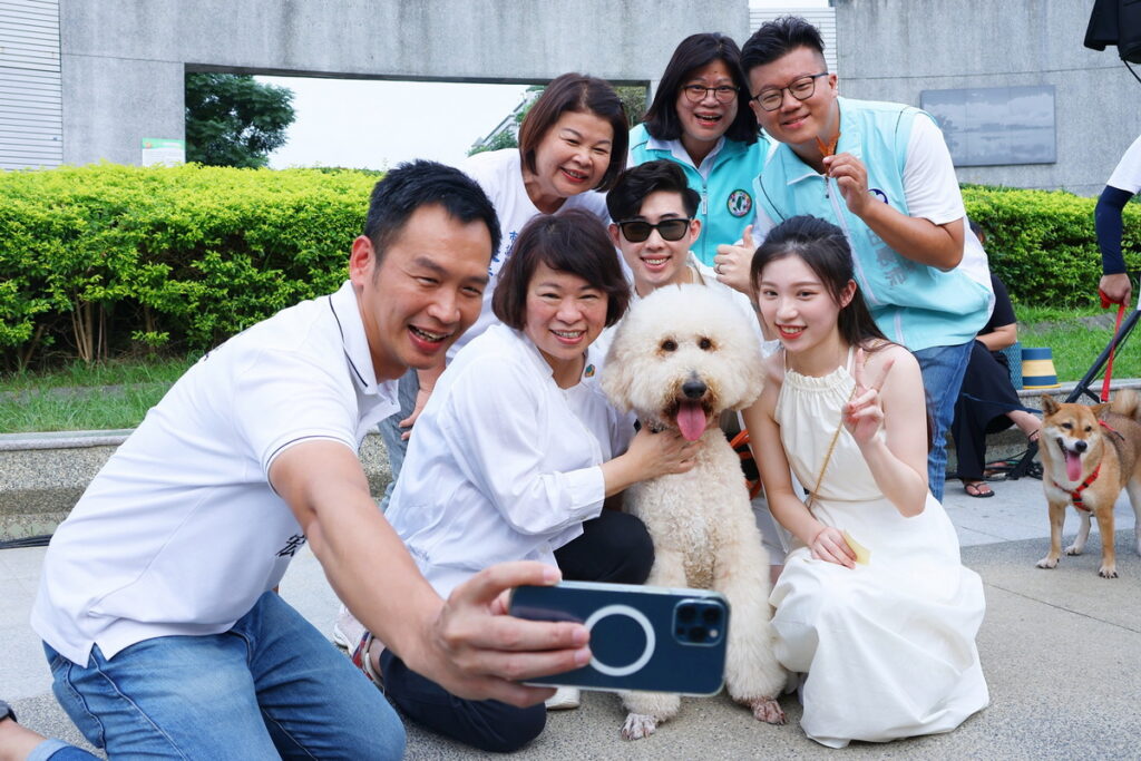 市長與毛孩家庭開心合影