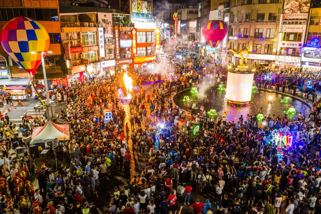 昨日城隍夜巡精采活動吸引滿滿人潮