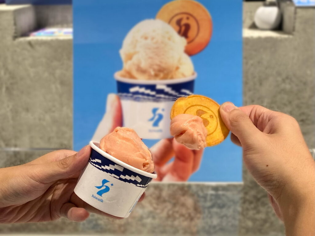 圖說：「hiwalk gelato」蛋捲餅乾沾冰淇淋，獨創冰淇淋新吃法。