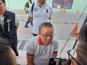 ▲ 副議長沈宗隆(中)坐著向媒體表示未來總統不要把台灣帶向戰爭,國家要安定。(記者劉春生攝)