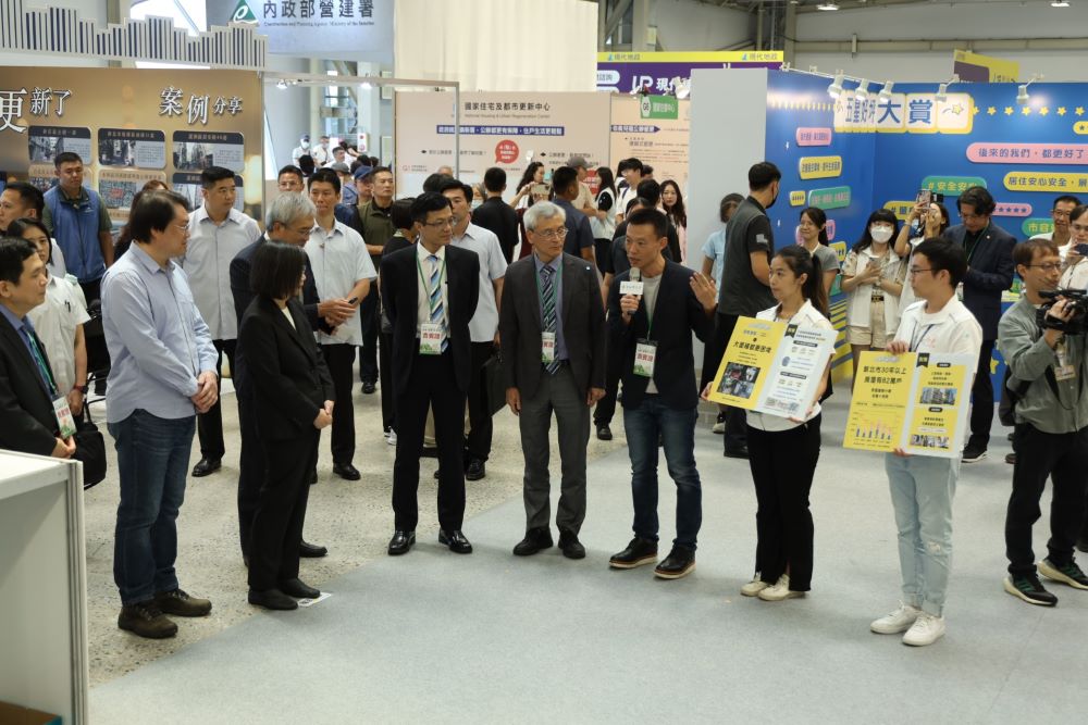 《圖說》蔡總統聆聽新北都更處李擇仁副處長說明新北更新政策,新北城鄉局長黃國峰及更新處林炳勲處長在旁陪同。〈城鄉局提供〉