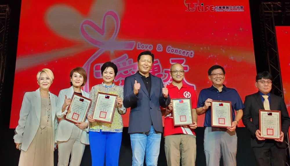 《圖說》朱惕之副市長頒發感謝狀表予台灣優質生命協會彰愛永傳承。〈文化局提供〉