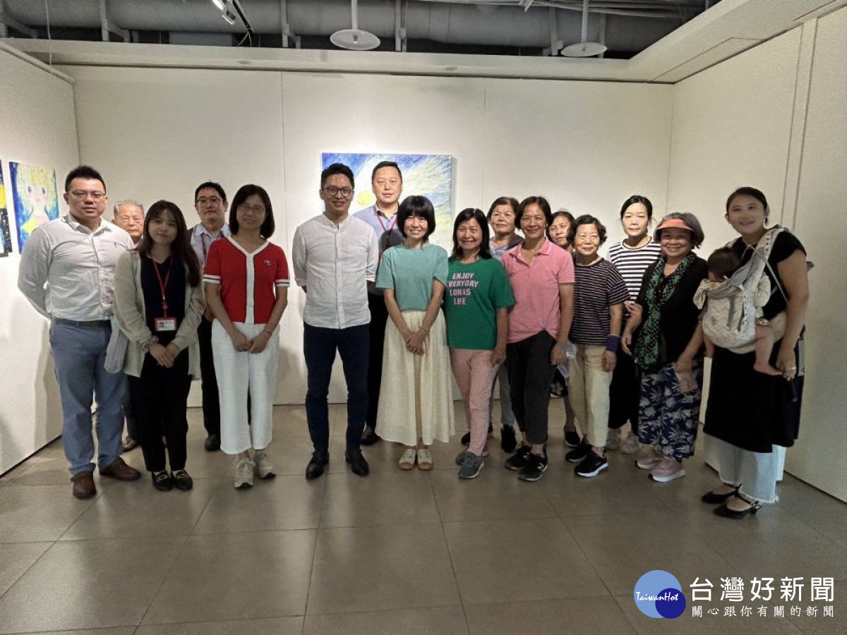 藝術家黃海蒂(前排右六)與貴賓合影。<br /><br />