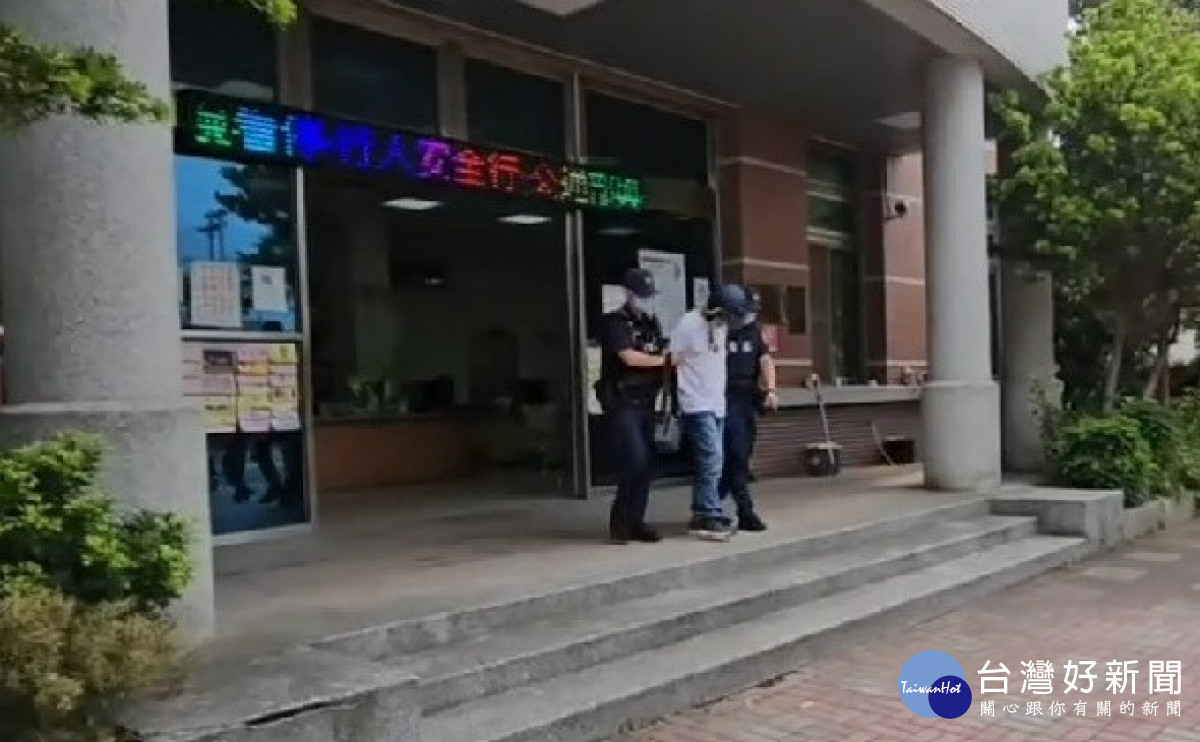 高鐵出口揮刀傷人,壢警優勢警力現場壓制。