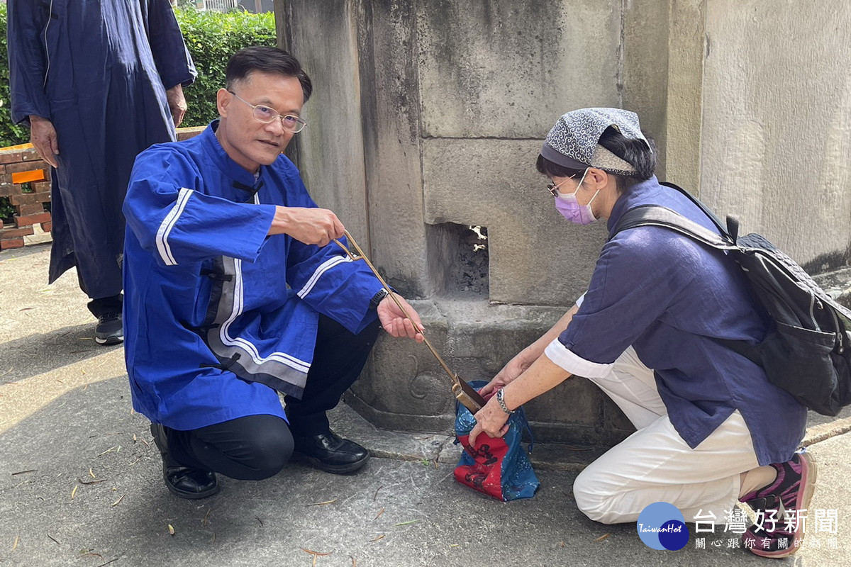 桃園市政府秘書長詹榮鋒取出聖蹟,準備將聖蹟送往二板橋。