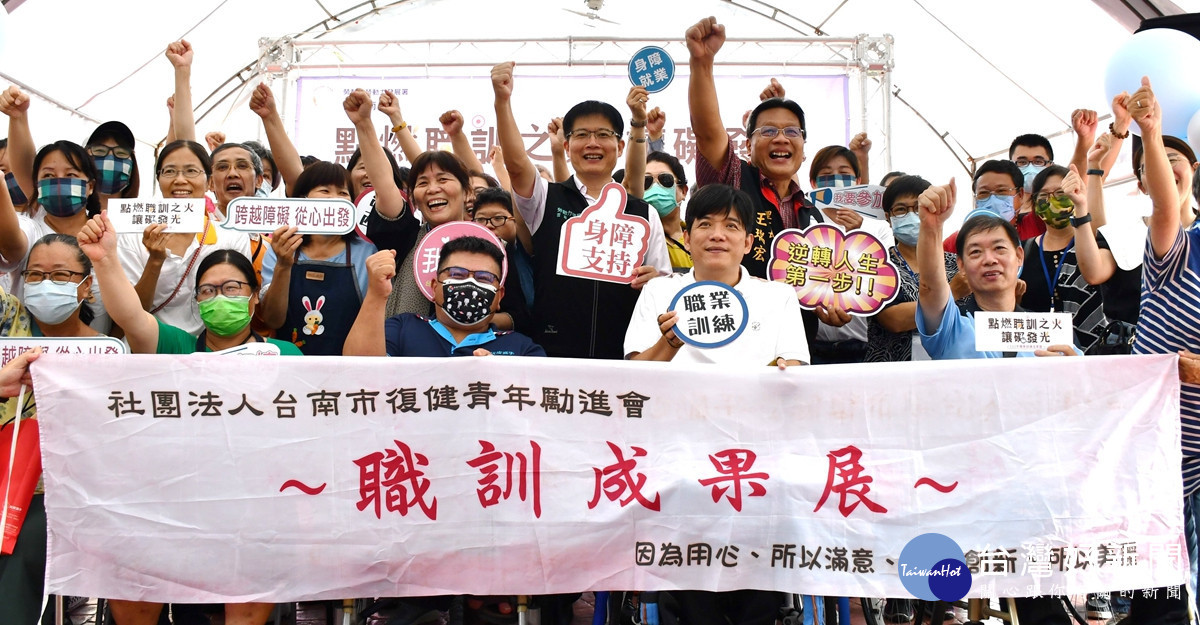 雲嘉南分署長劉邦棟(二排中)與「皮件工藝技術人員培訓班」及「車縫人員培訓班」學員合影