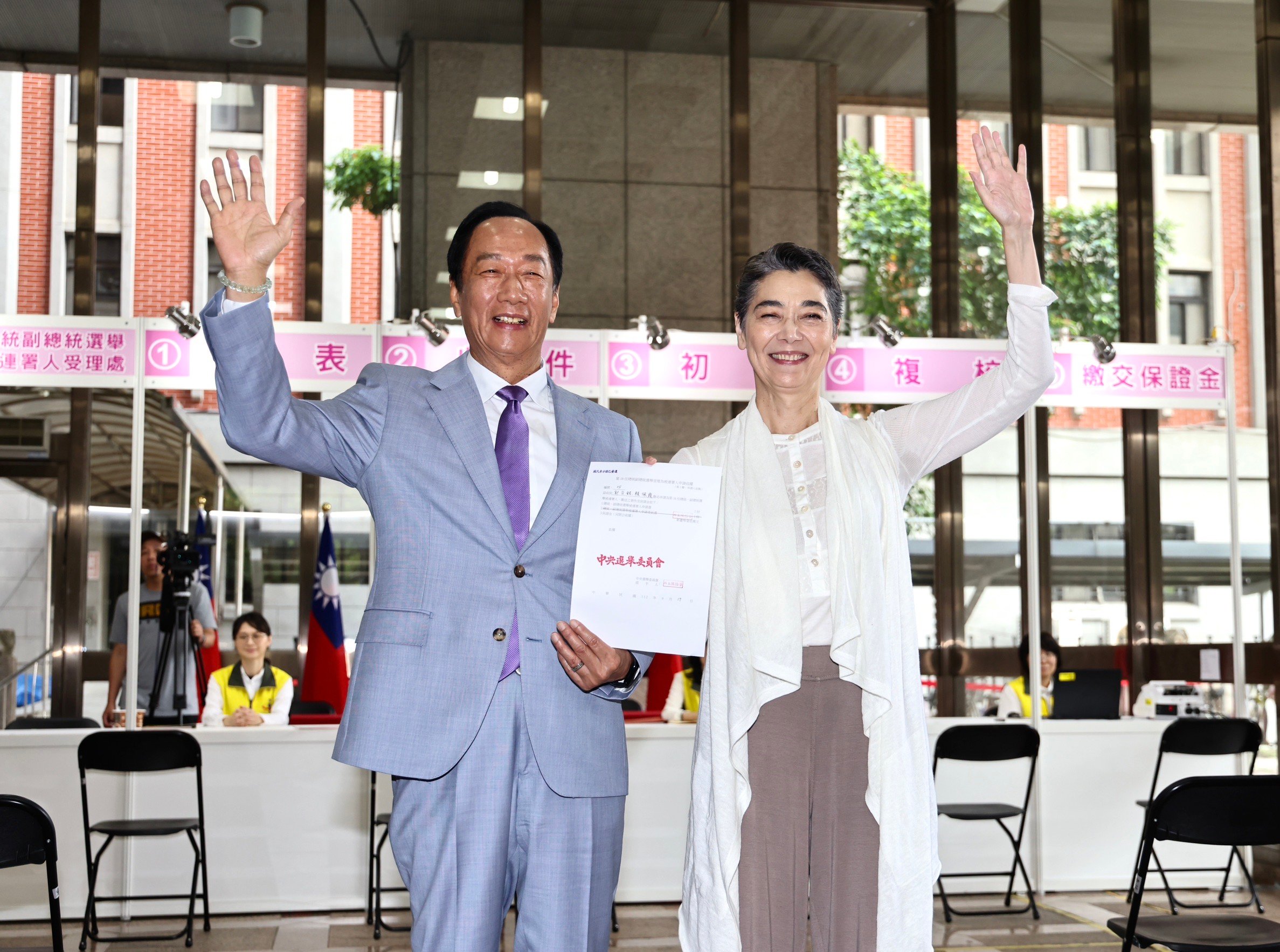 郭台銘和賴佩霞共赴中選會登記。林啟弘攝