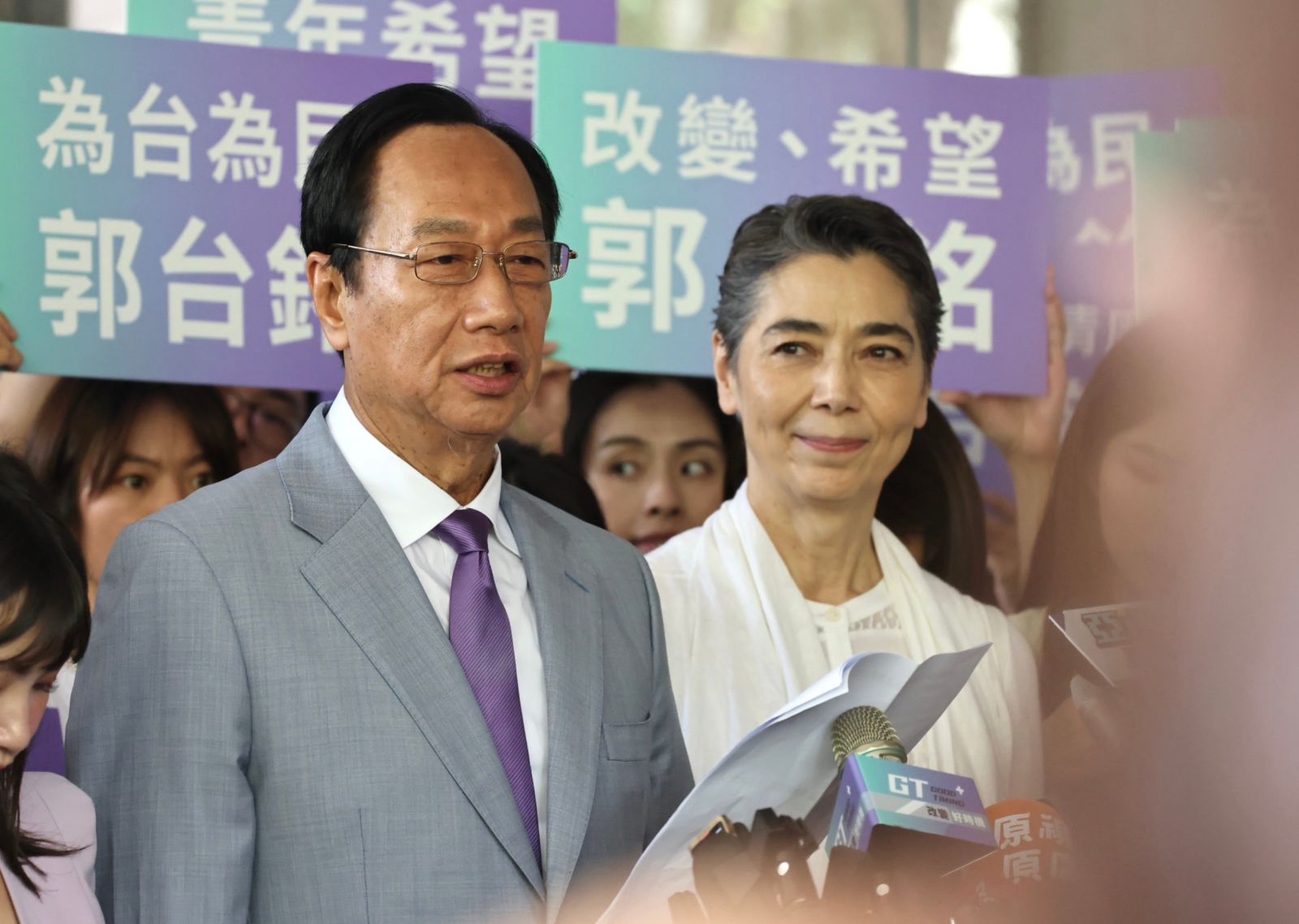 郭台銘和賴佩霞共赴中選會登記。林啟弘攝