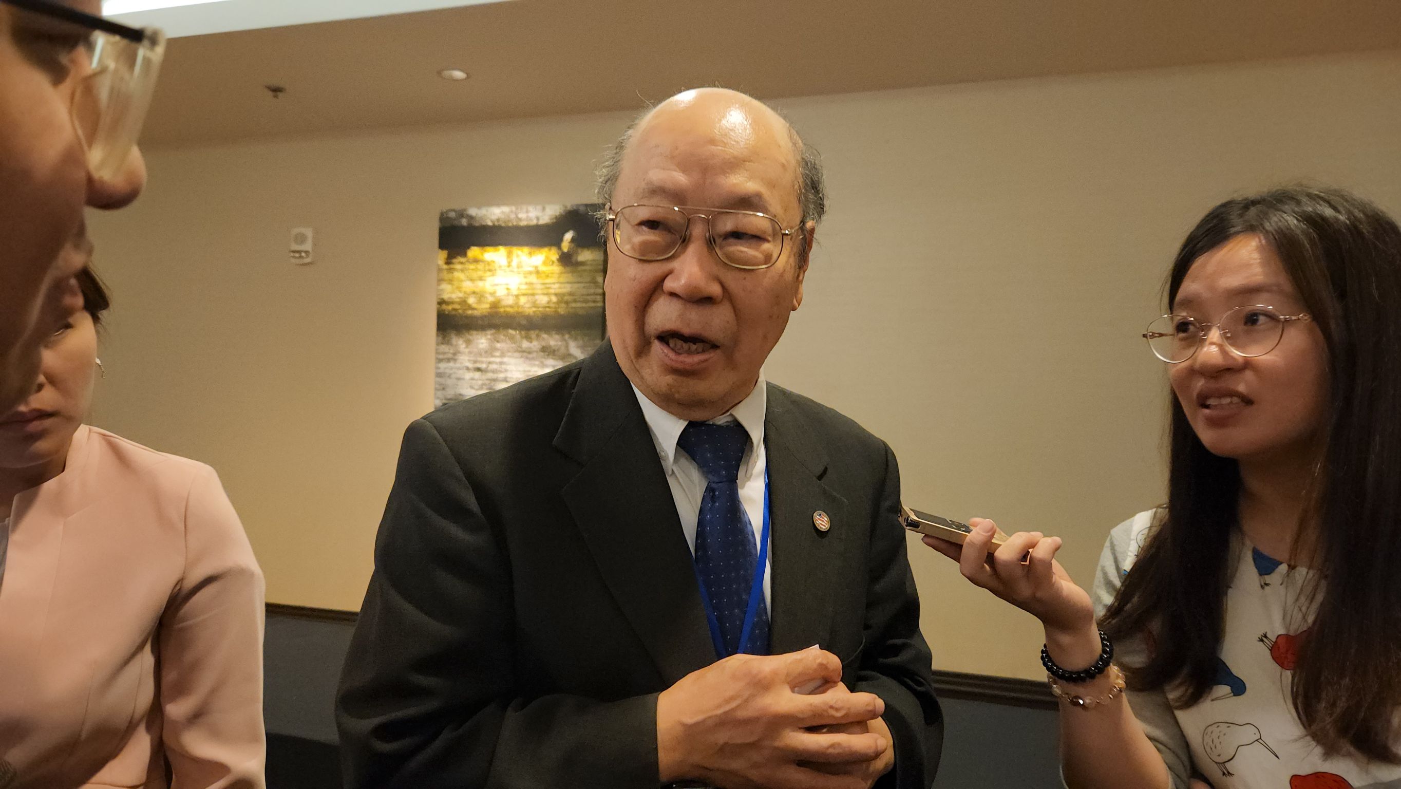 于金山(圖中)居間穿梭,促成侯友宜與紐約巿長見面。陳明旺攝