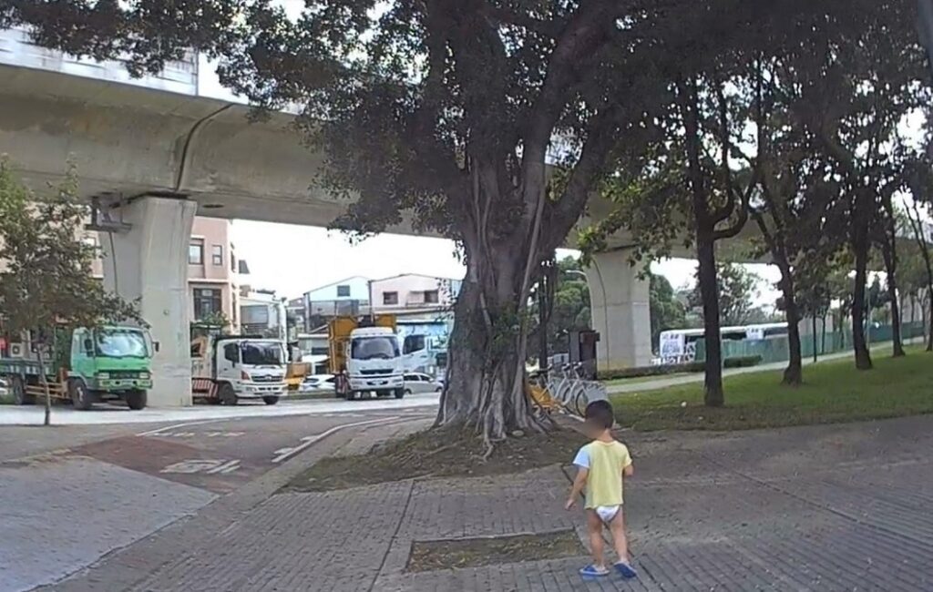 ▲圖說:小男童無懼馬路如虎口,卻讓路人嚇出一身冷汗報警求助 (圖/台中市政府提供)