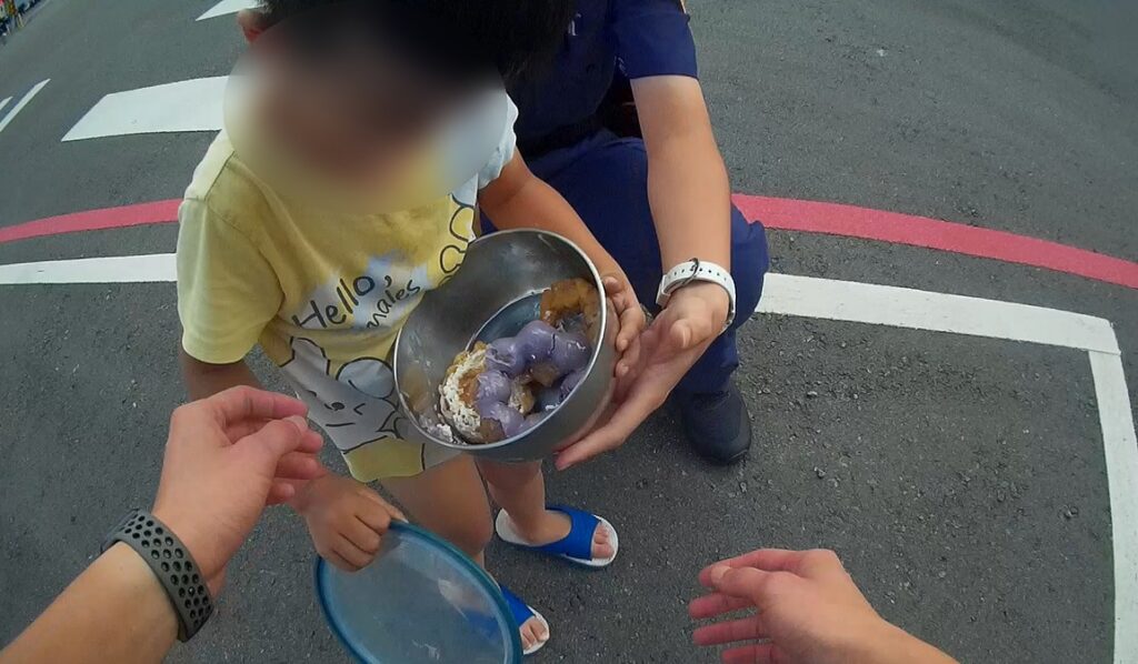 ▲圖說:員警說著童言童語,用甜甜圈半哄半騙小男童回派出所 (圖/台中市政府提供)